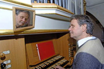 Heinrich Hartl an der Orgel